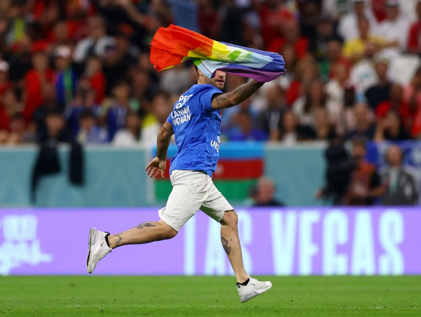 Con la bandera de LGTB, aficionado se mete a la cancha en el partido Portugal vs Uruguay: VIDEO