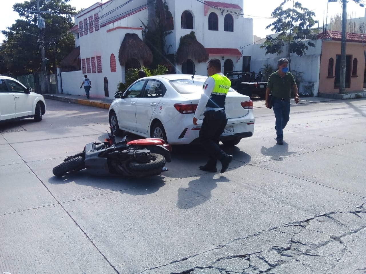 La mujer y su hija terminaron en el pavimento; los paramédicos las atendieron