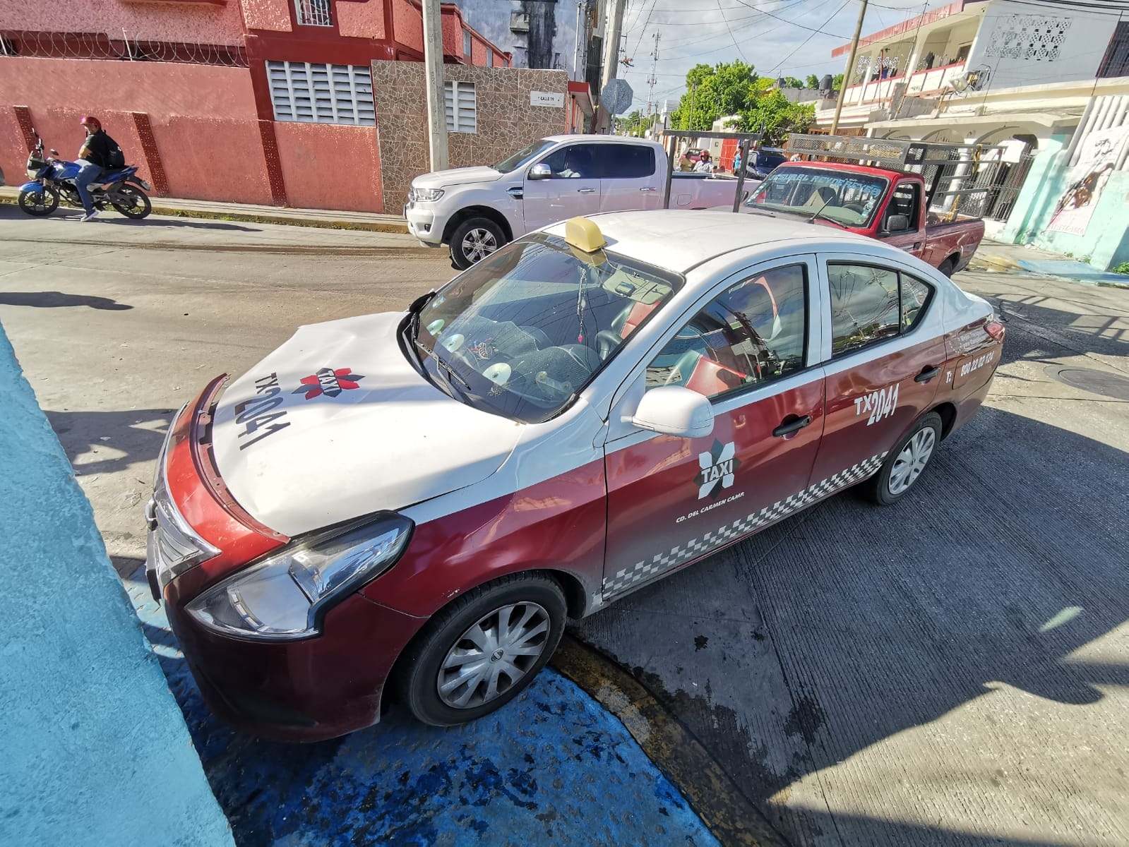 Conductor proyecta a un taxi contra un muro tras chocar en Ciudad del Carmen