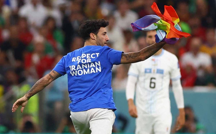 El aficionado que corrió con una bandera gay en Portugal vs Uruguay