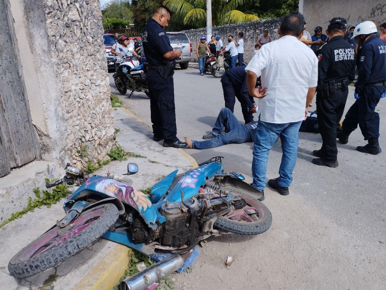 Choque entre una motocicleta y un auto deja dos heridos en Tizimín