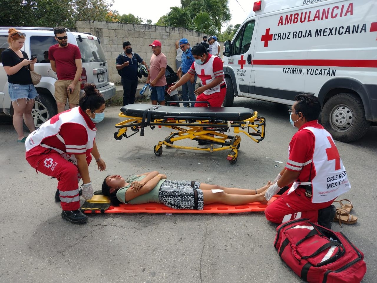 Turistas polacos mandan al hospital a una joven tras derrapar con su motocicleta en Tizimín