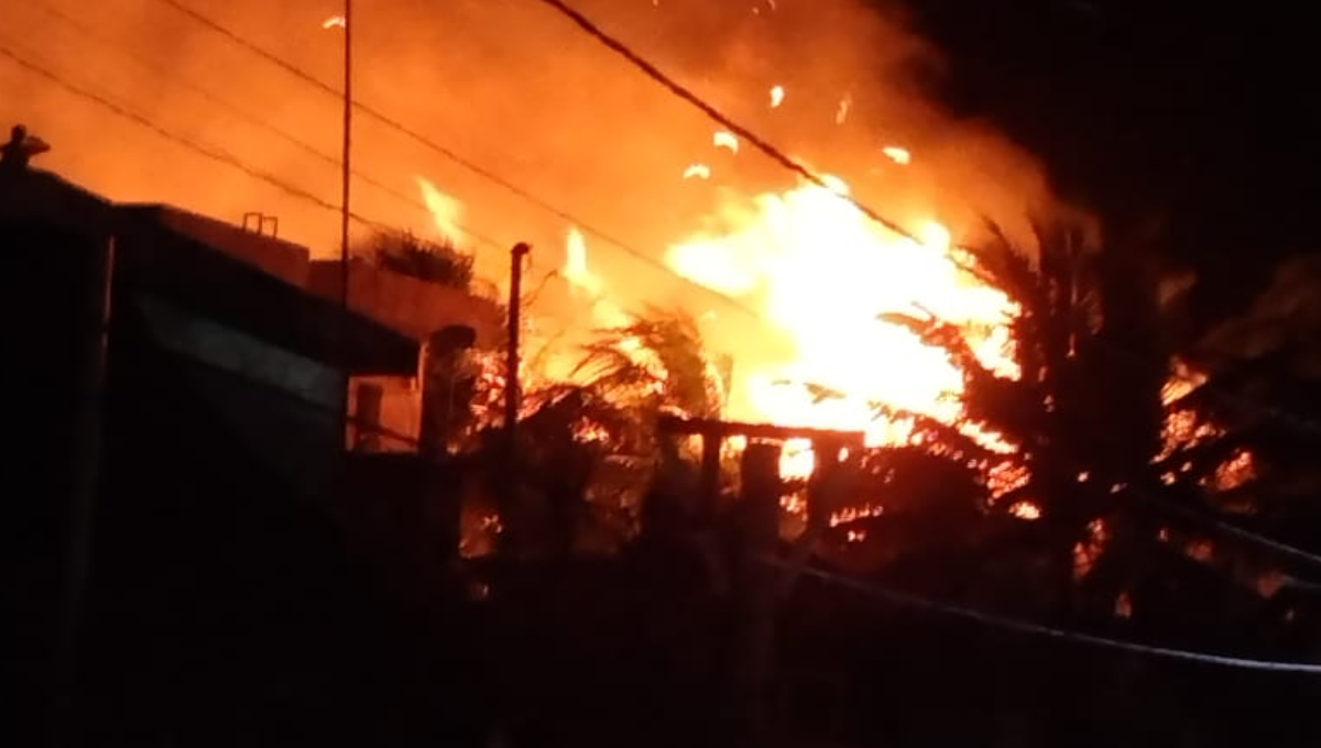 Se quema hotel en Lázaro Cárdenas; habitantes intentan sofocar el fuego