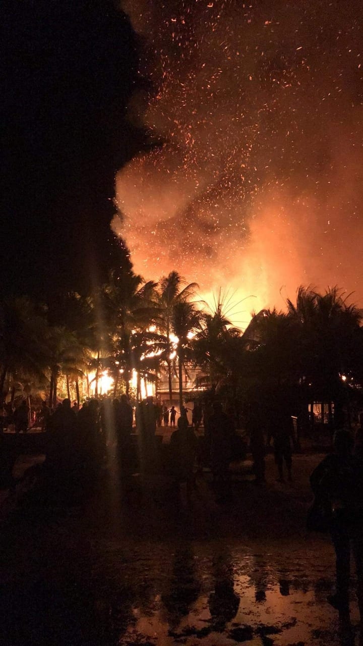 Noche de infierno en Holbox: Se queman dos hoteles en la isla; hay un lesionado