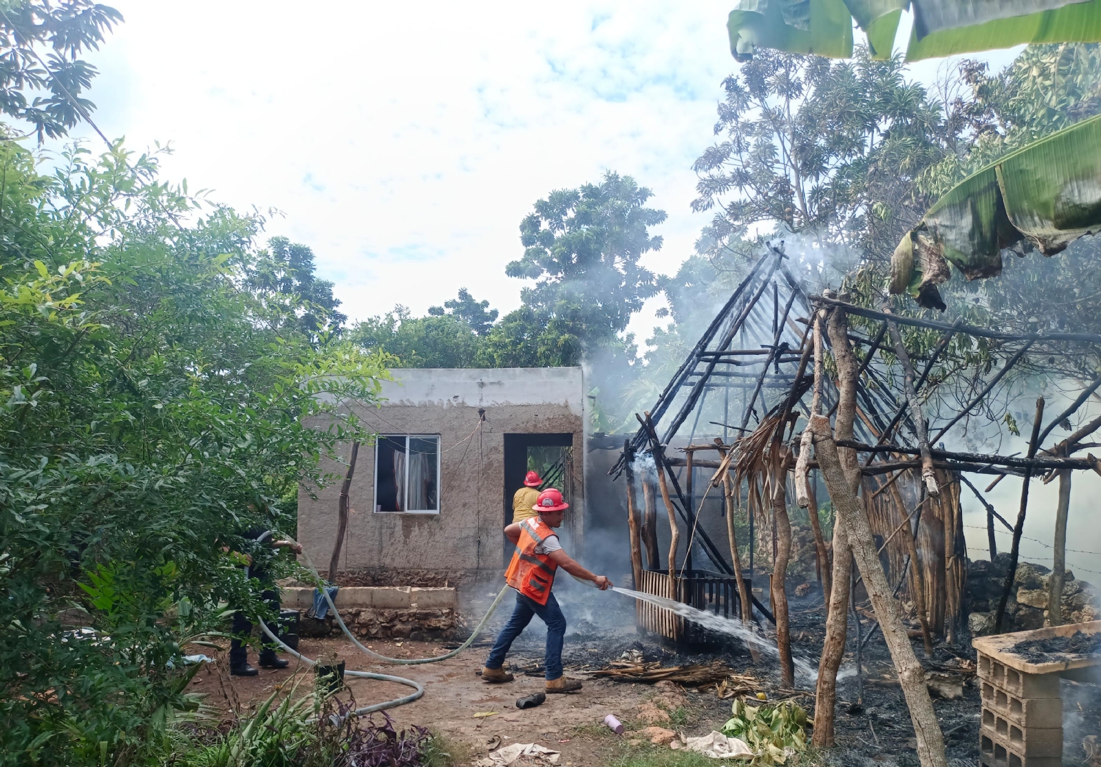 Niños que jugaban con cerillos causan el incendio de una casa en Akil