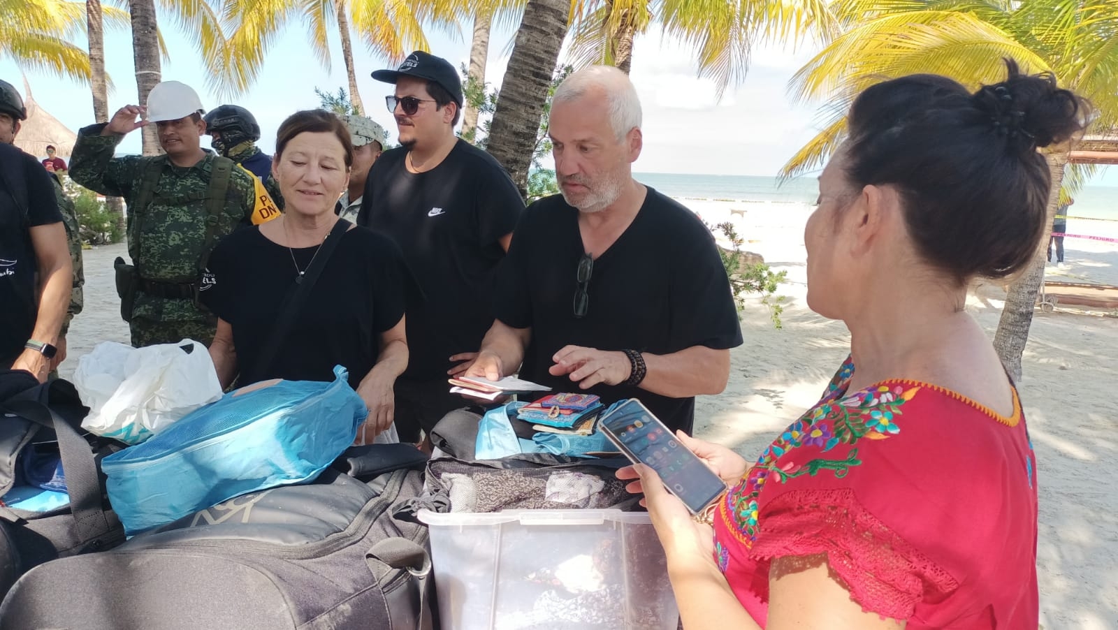 Turistas varados por el incendio en Holbox podrían recuperar sus pasaportes: EN VIVO