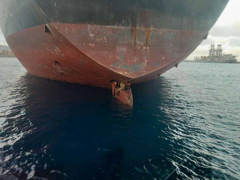 Encuentran a hombres que viajaban sobre el timón de un enorme barco en Islas Canarias