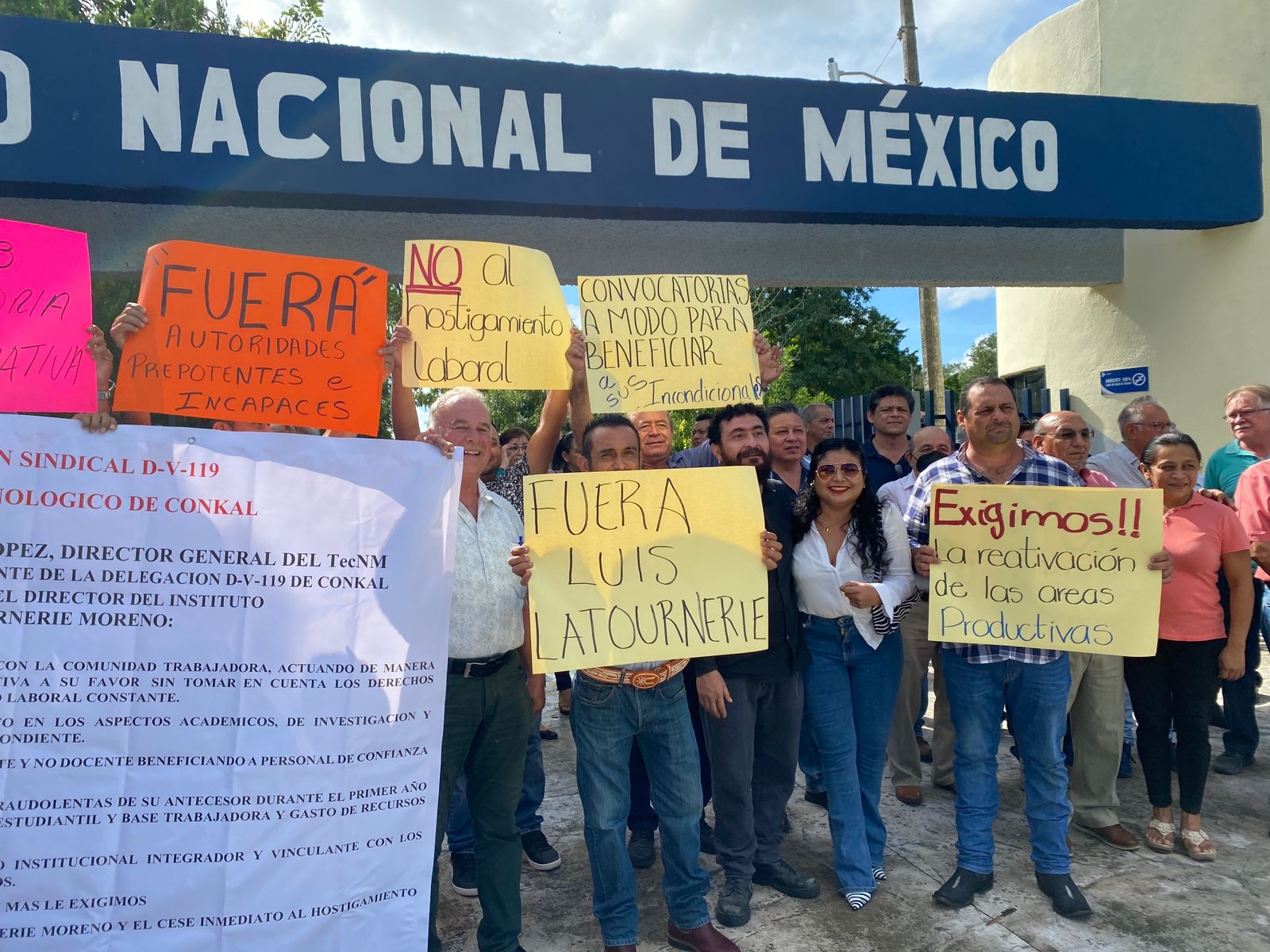 Maestros del Tecnológico de Conkal protestan contra el Director por hostigamiento: EN VIVO