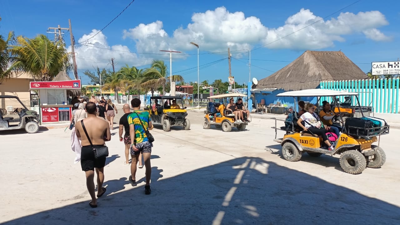 Impiden que circulen por los bancos de arena y que entren al mar