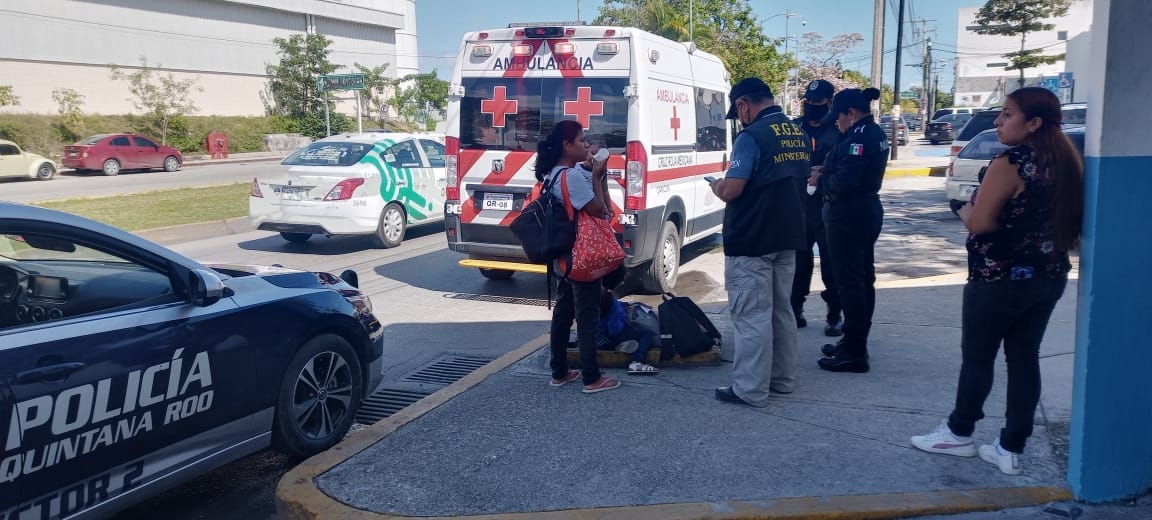 La menor que se encuentra en el piso es la niña que la FGE simulo entregar (foto de hace tres semanas)