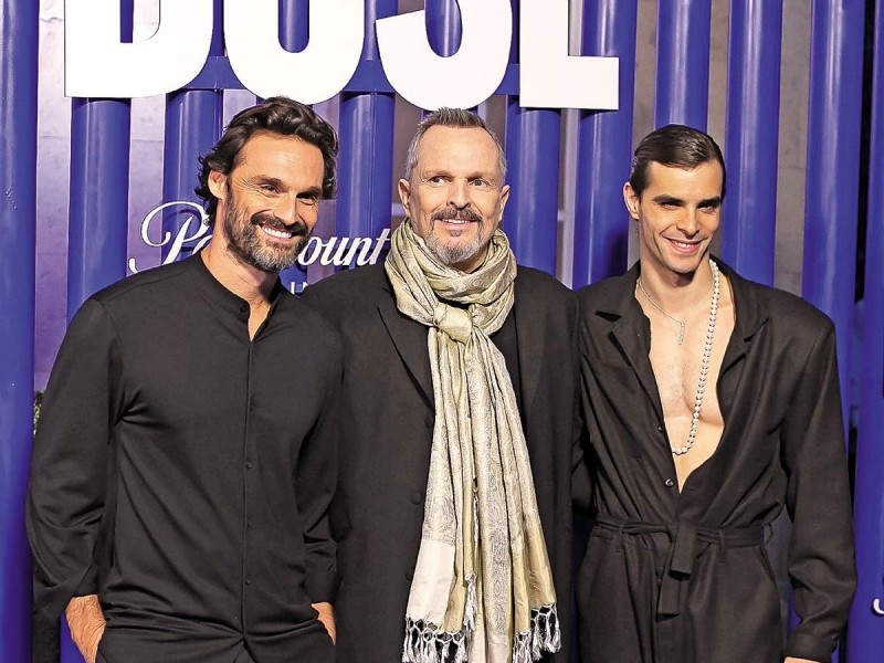 Miguel Bosé y los actores que le darán vida en diferentes etapas de su vida. Foto: Especial