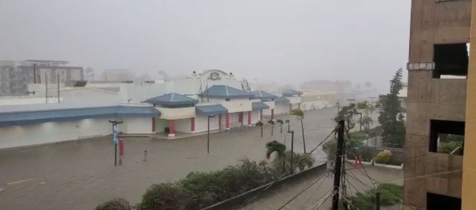 El Huracán Lisa provocó el desprendimiento de algunos techos de viviendas, la caída de varios árboles e inundaciones