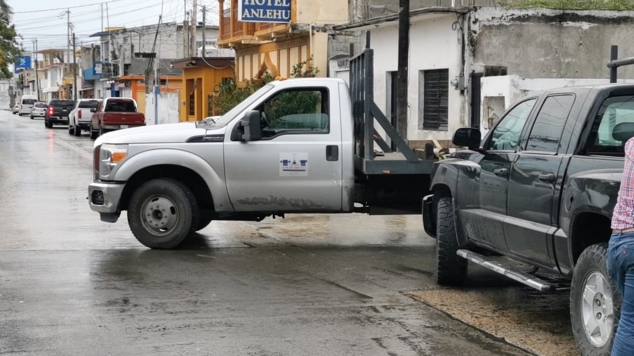 Hombre choca de reversa contra una camioneta en Ciudad del Carmen