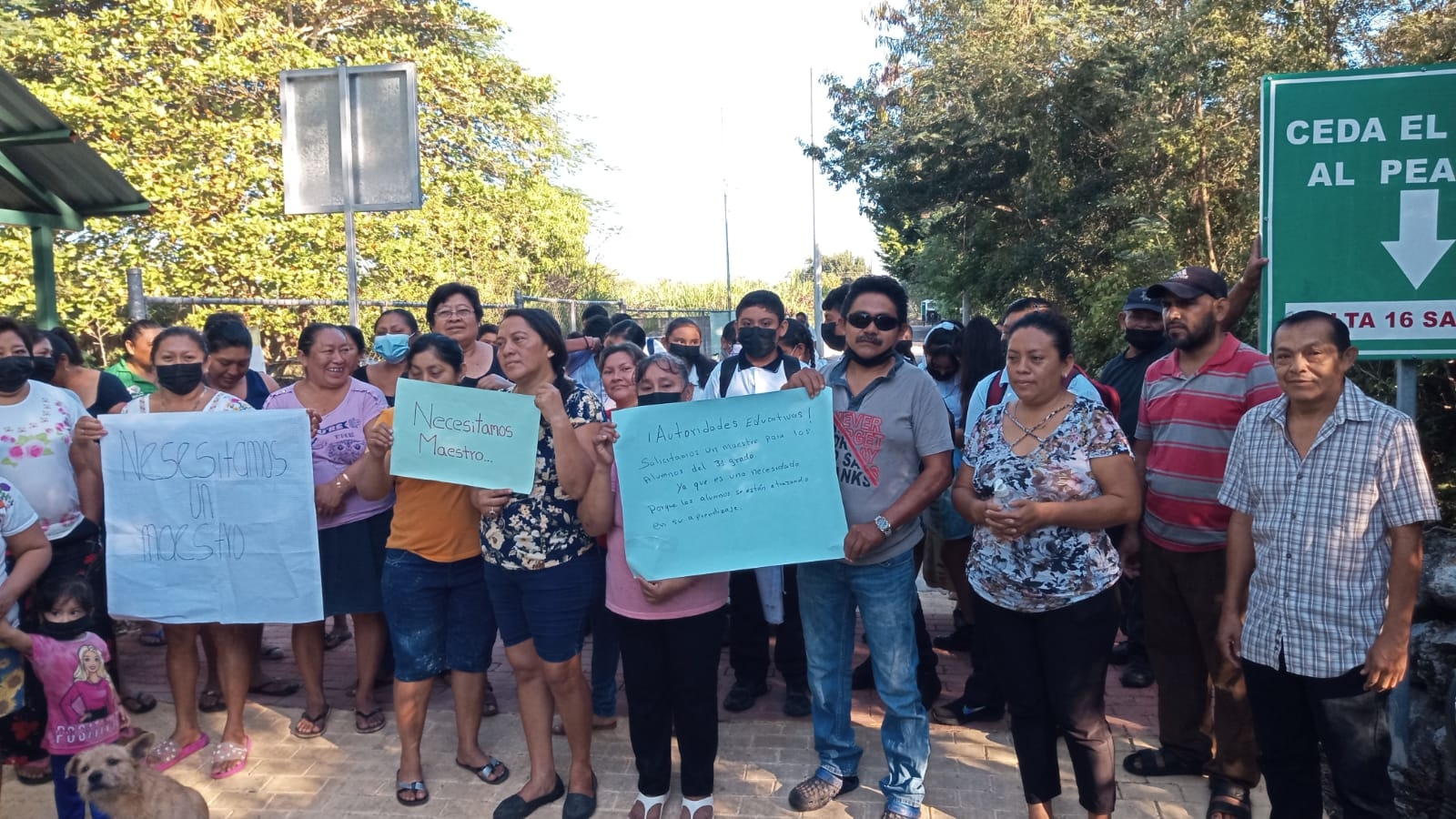 Los padres de familia amenazan con cerrar el plantel si no se atienden sus peticiones
