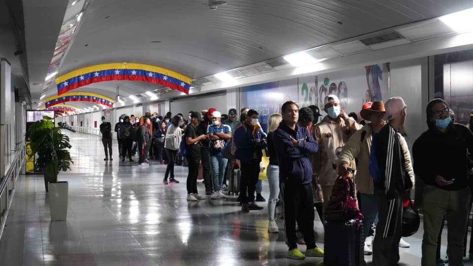 Regresan a Venezuela 97 migrantes con el Plan Vuelta a la Patria