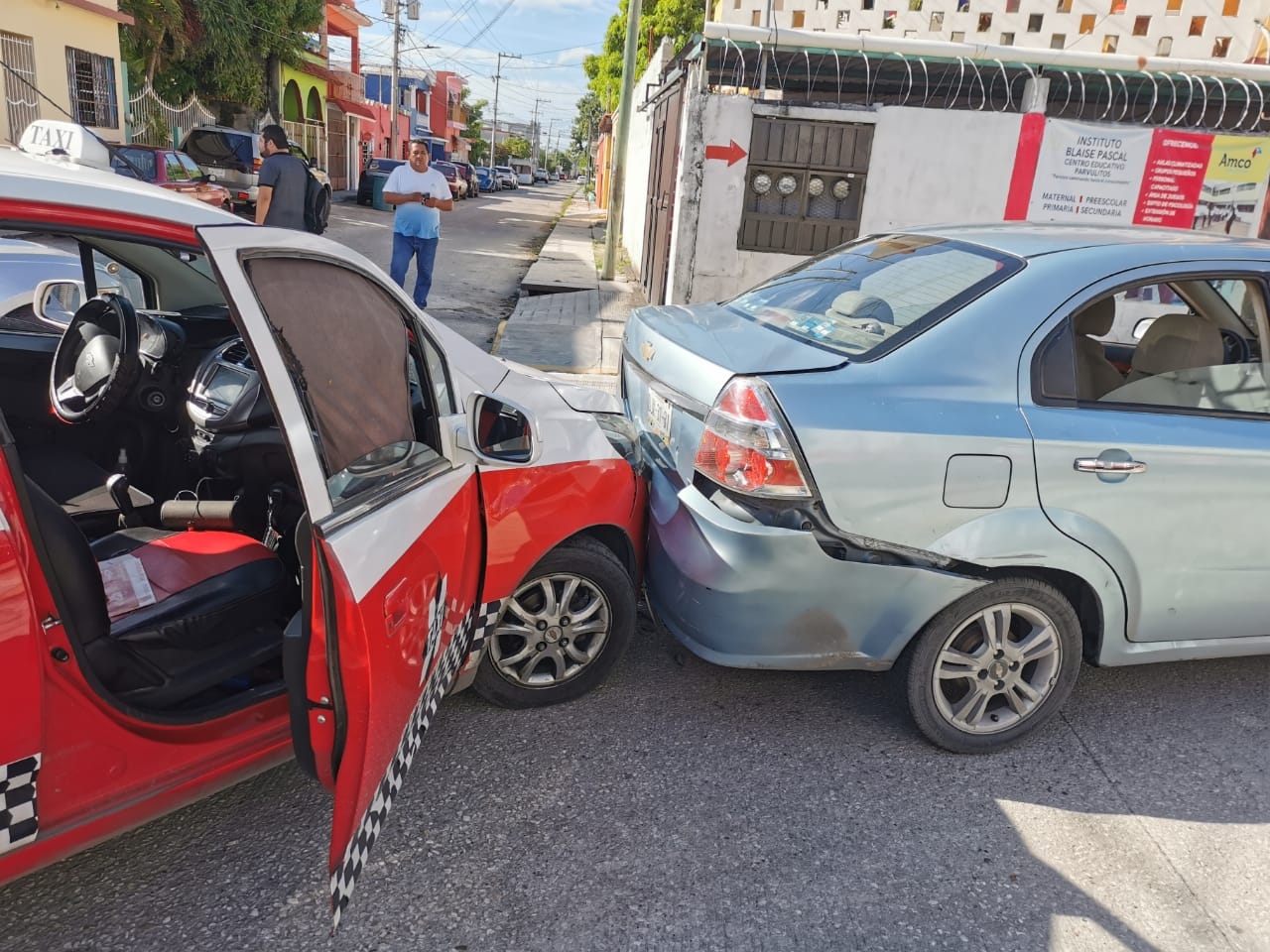 Mujer resulta herida tras ser impactada por un taxista en Ciudad del Carmen