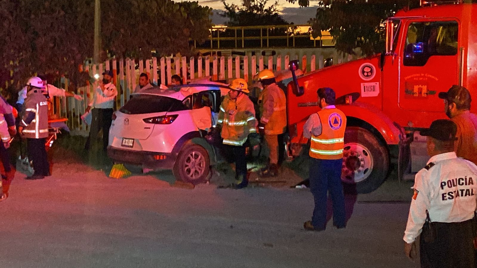 Mujer queda prensada en su vehículo tras chocar en el Periférico de Campeche: EN VIVO