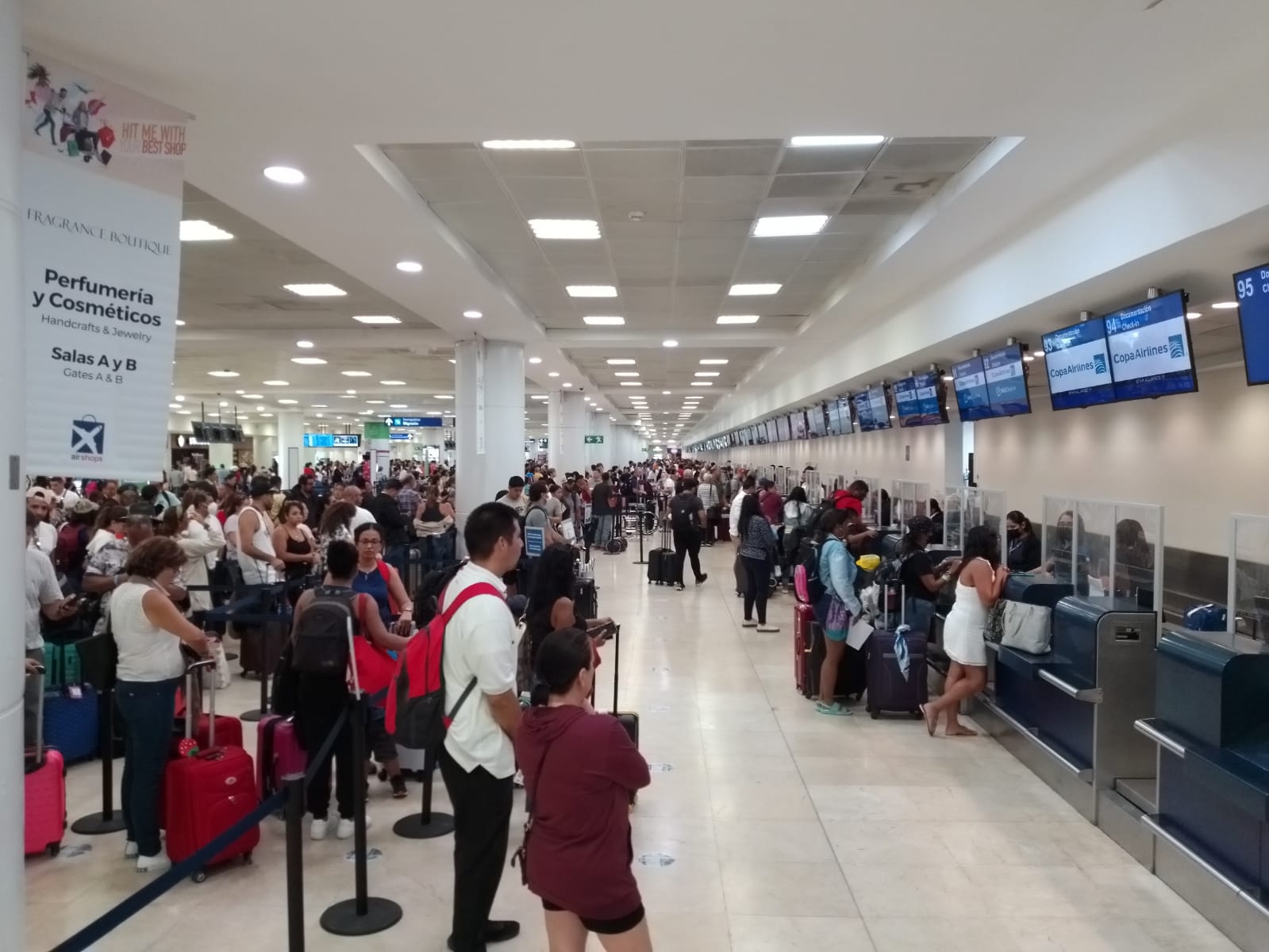 Aeropuerto de Cancún registra gran aforo en la terminal dos: EN VIVO