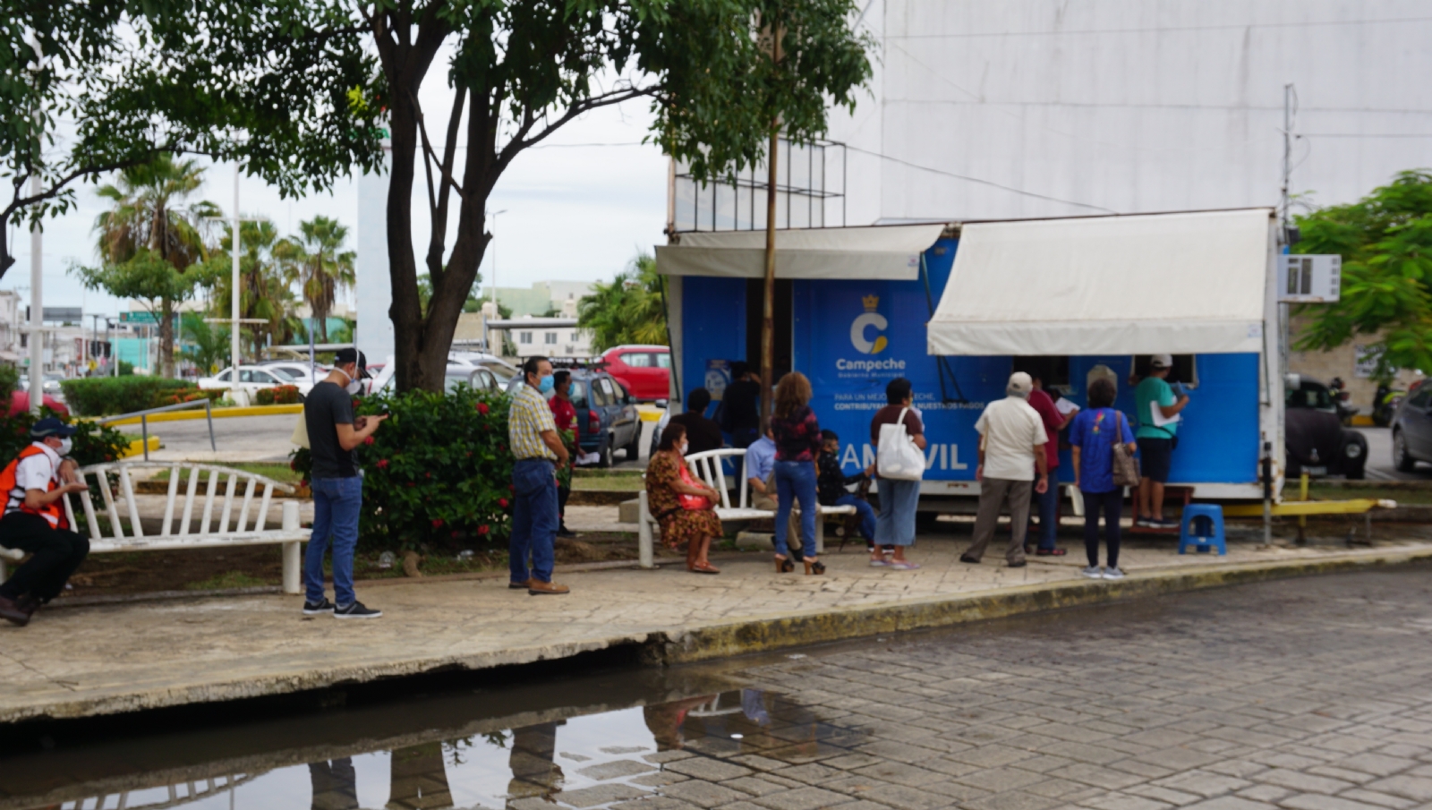 La gente prefiere cubrir necesidades básicas en el hogar y dejar para después servicios generales