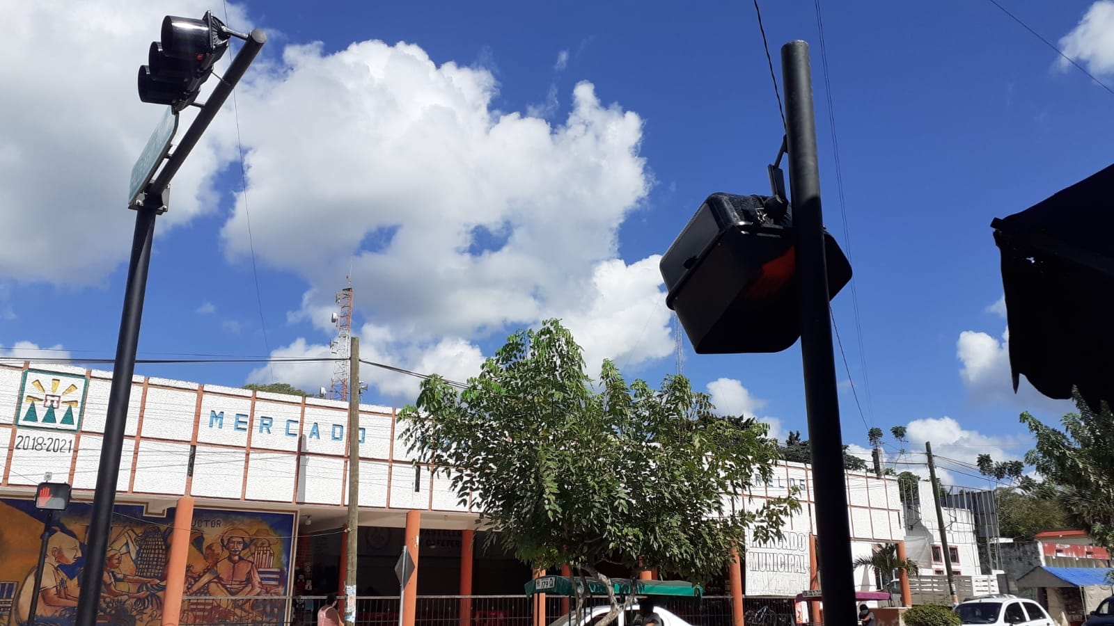 Este fue el primer semáforo que se colocó sobre la avenida principal