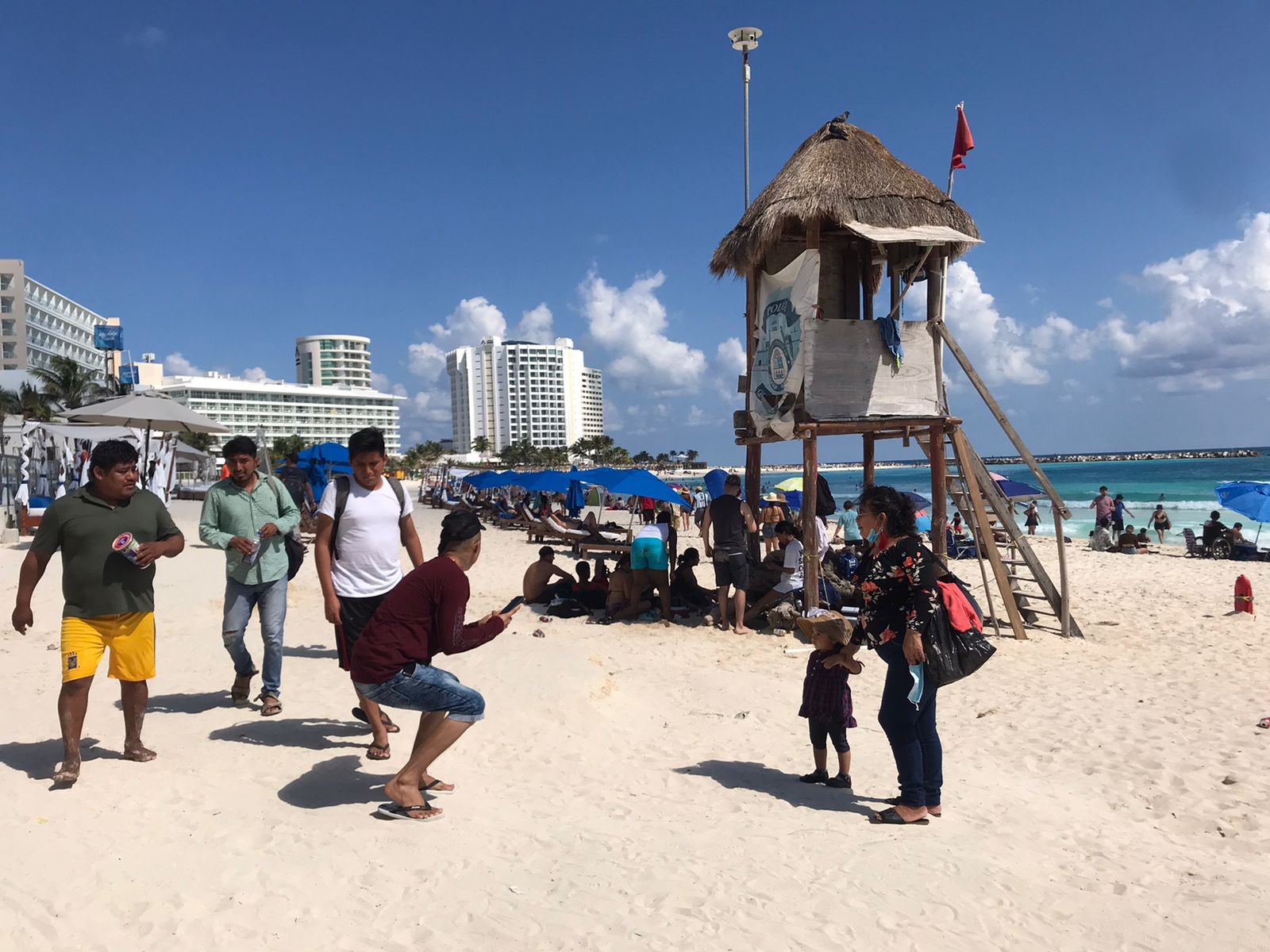 Con mochilas llenas de comida y refrescos, familias llegaron a Playa Gaviotas para disfrutar del domingo soleado