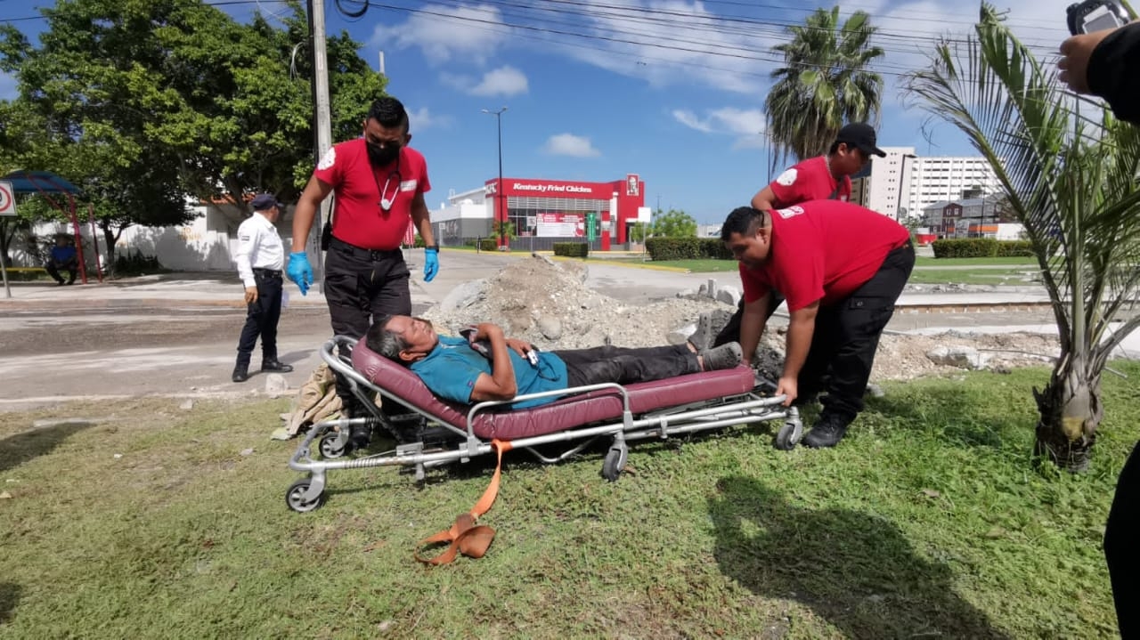 El hombre fue llevado al hospital para recibir atención médica