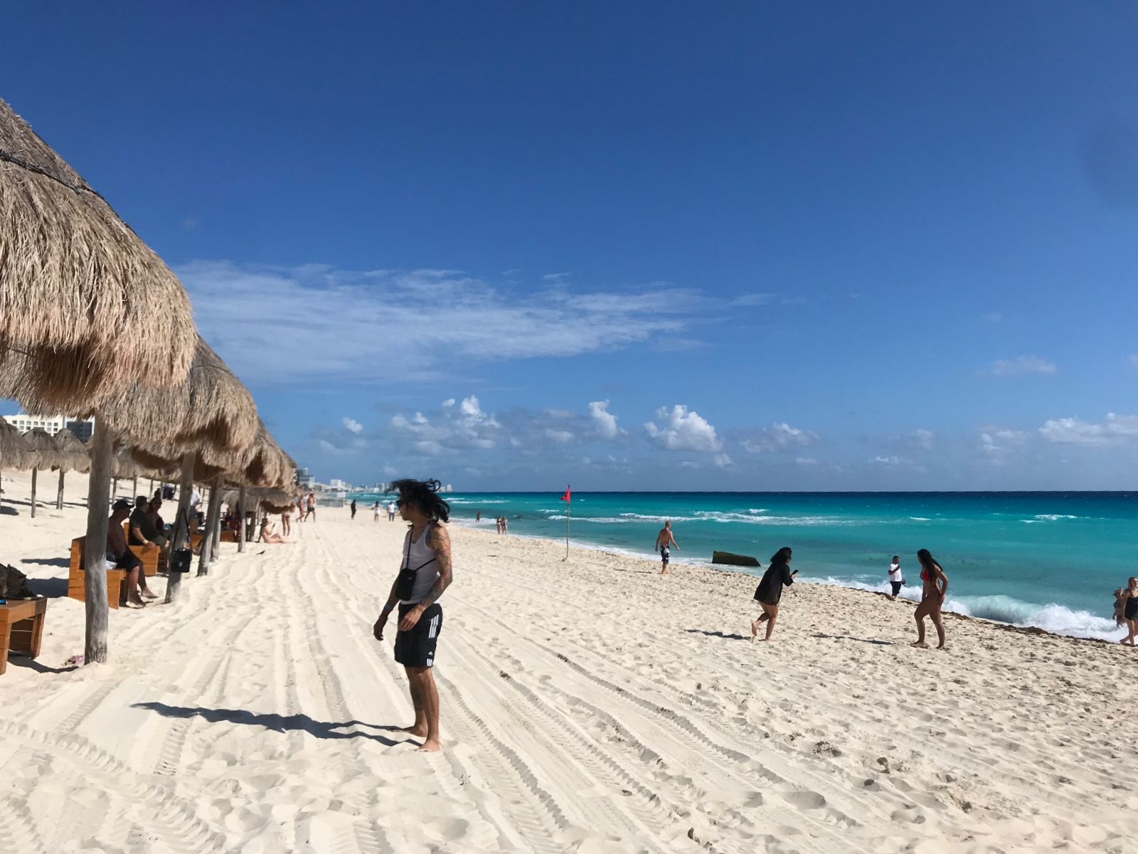 Bañistas "mañaneros" llegan a Playa Delfines, en Cancún, para disfrutar del mar: EN VIVO