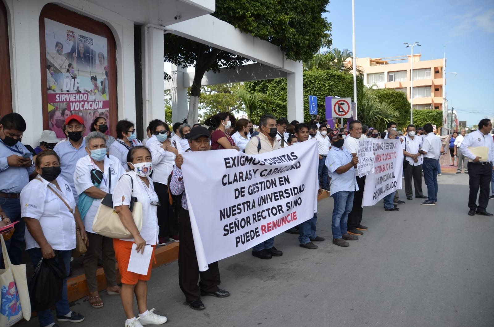 Sindicalizados de la Universidad Autónoma del Carmen se van a paro indefinido