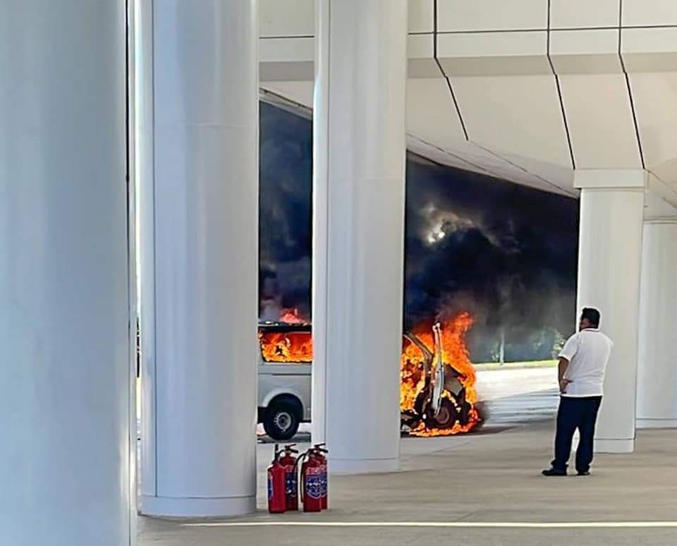 Se incendia un automóvil en el aeropuerto de Cancún: VIDEO