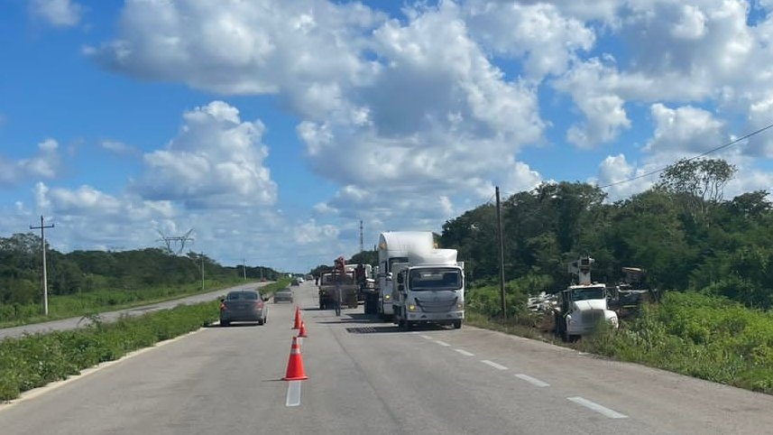 Tráiler que transportaba material del Tren Maya termina fuera de la carretera Mérida-Cancún
