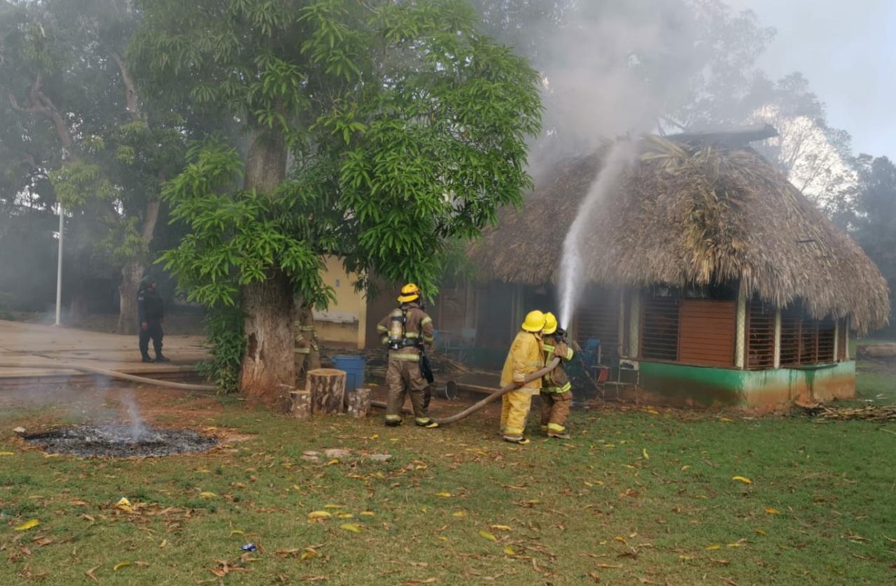 Quema de basura provoca el incendio de una palapa en una escuela de José María Morelos