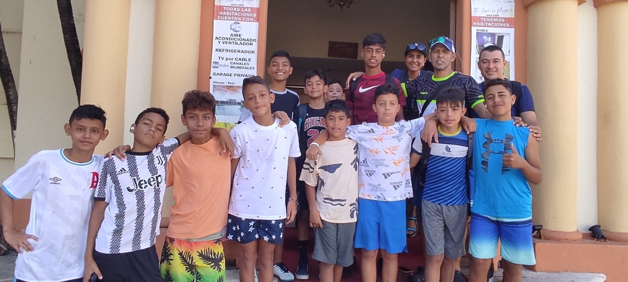 Futbolistas salvadoreños quedan maravillados por el mar de Playa del Carmen