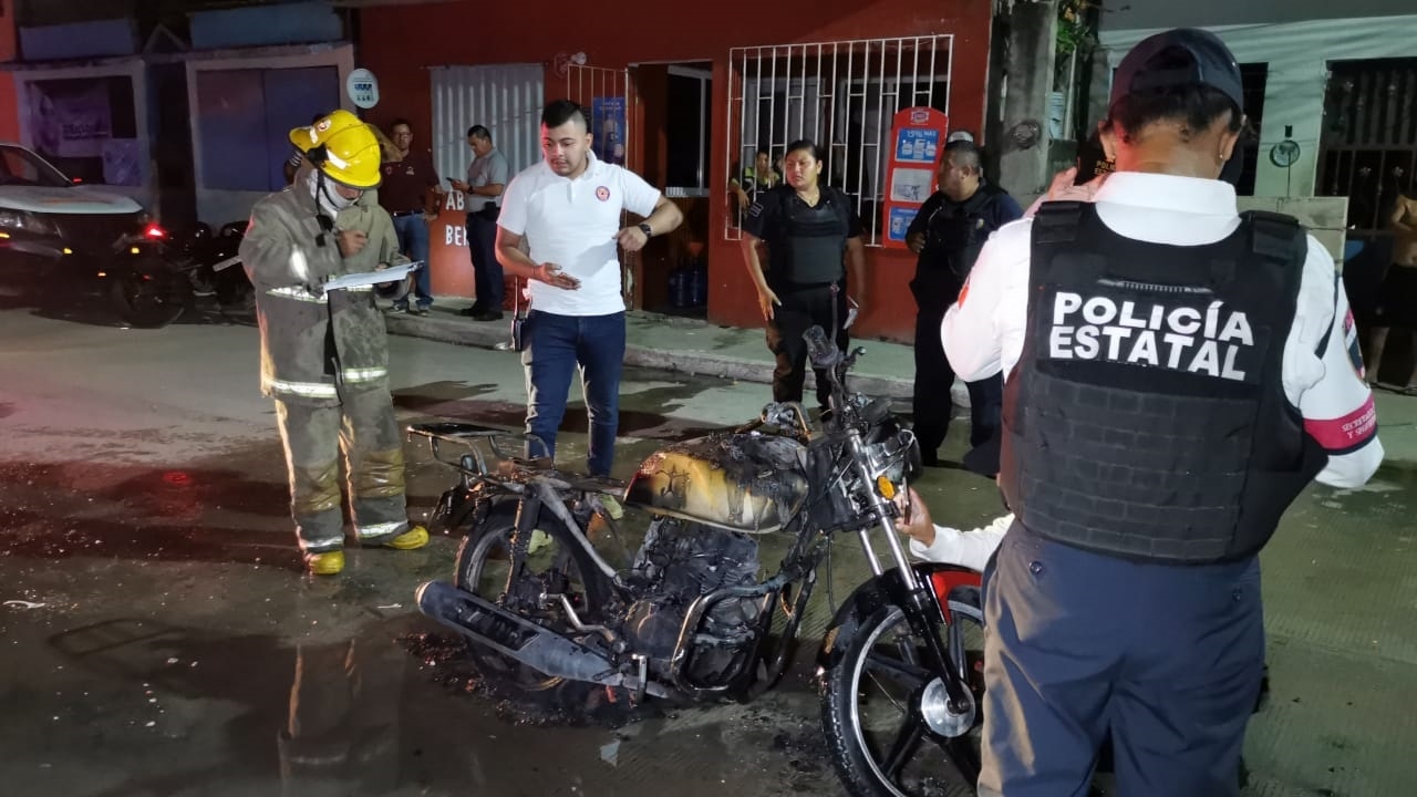 Vecinos acusan que dos personas fueron las que le rociaron gasolina al vehículo y le prendieron fuego