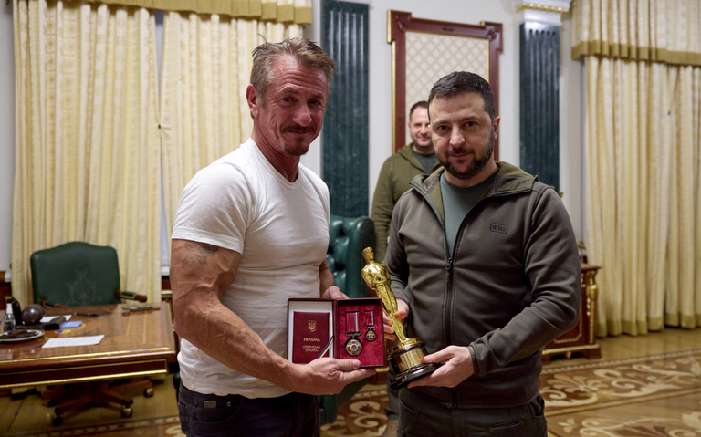 El actor Sean Penn visitó Ucrania y le dejó al presidente Volodímir Zelenski uno de sus premios Oscar