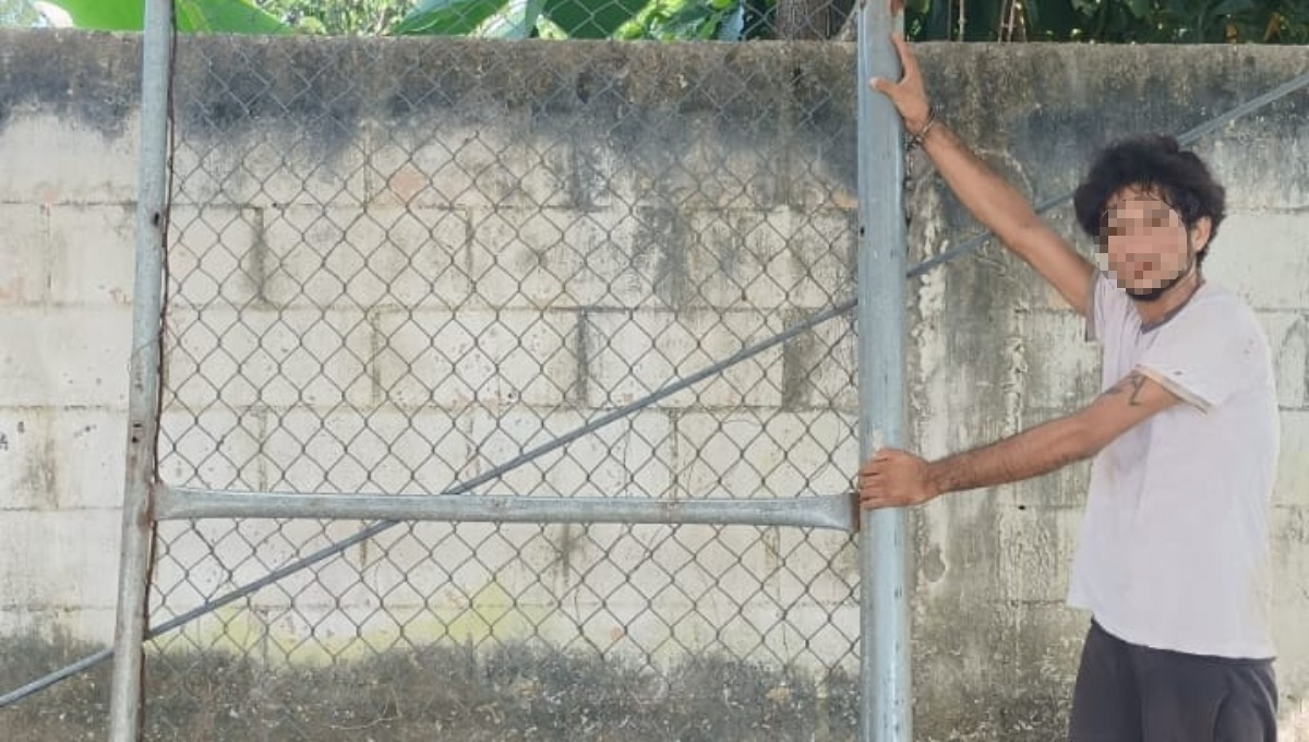 El hombre desprendió la reja de la cancha