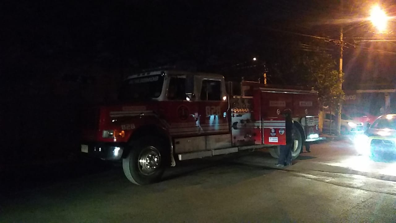 Elementos de la policía y bomberos trabajan en el lugar