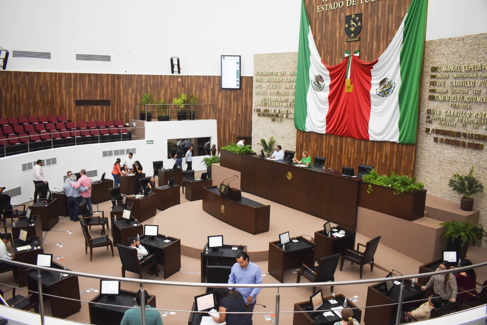 El año pasado, cuando se aprobaron las leyes de hacienda e ingresos de Mérida, Barrera Concha solo contó con el respaldo de los 14 diputados