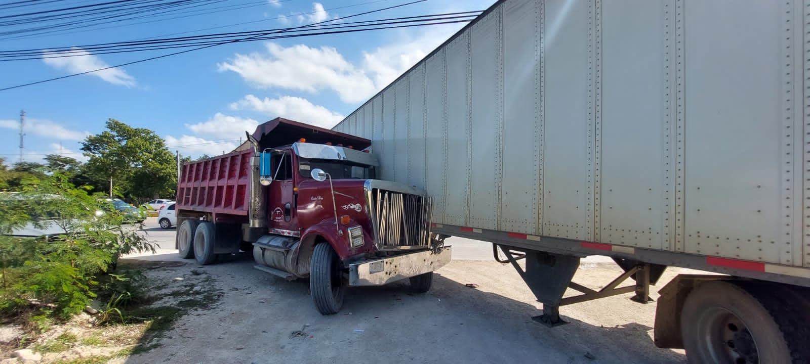 Reportan choque entre dos camiones en Playa del Carmen