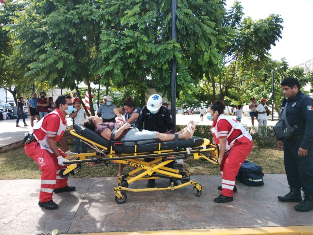 Mujer se desmaya afuera de una farmacia en Tizimín