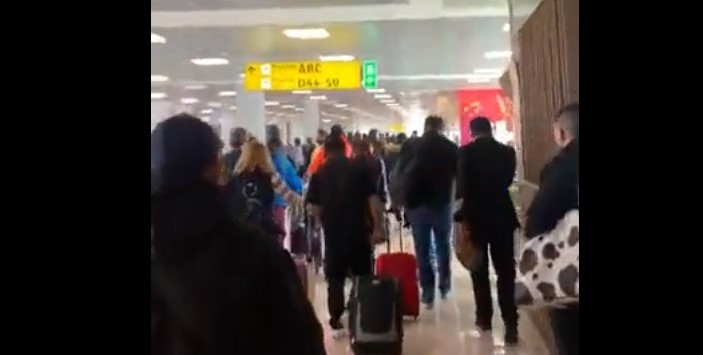 Evacúan Aeropuerto Internacional de Guadalajara por incendio en zona de comida: VIDEO