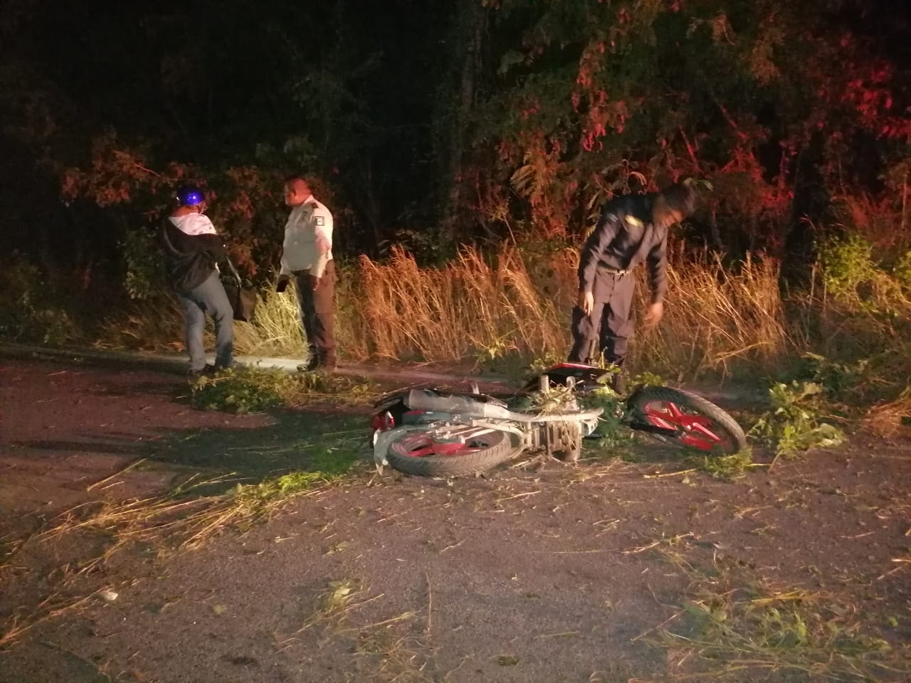 Pareja derrapa en la carretera Motul-Cacalchén; el conductor habría estado alcoholizado