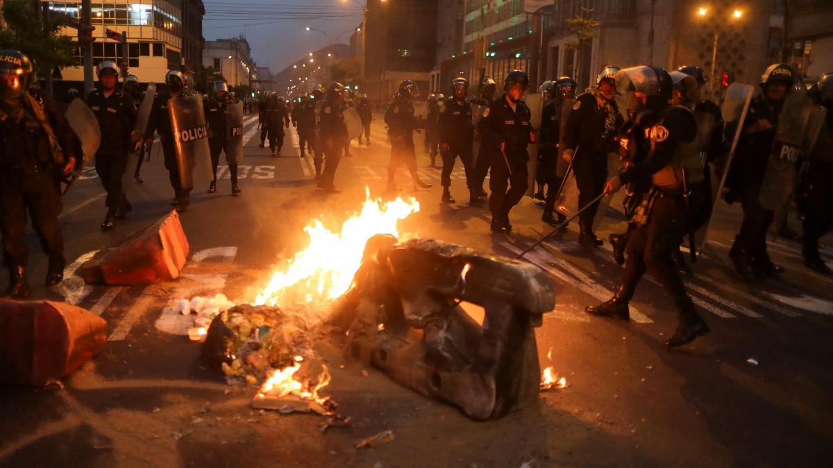 Protestas en Perú dejan al menos 16 manifestantes y 4 policías heridos