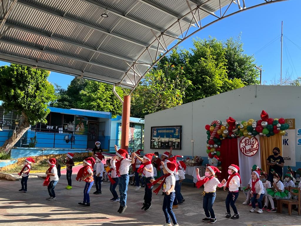 El director de la escuela agradeció la participación de los alumnos y los padres de familia