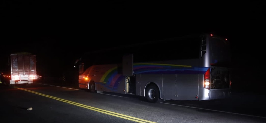 El vehículo que circulaba por la Autopista del Sol transportaba a los normalistas