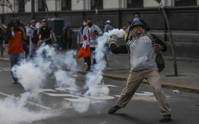 Gobierno de Perú decreta toque de queda tras las protestas de las últimas semanas