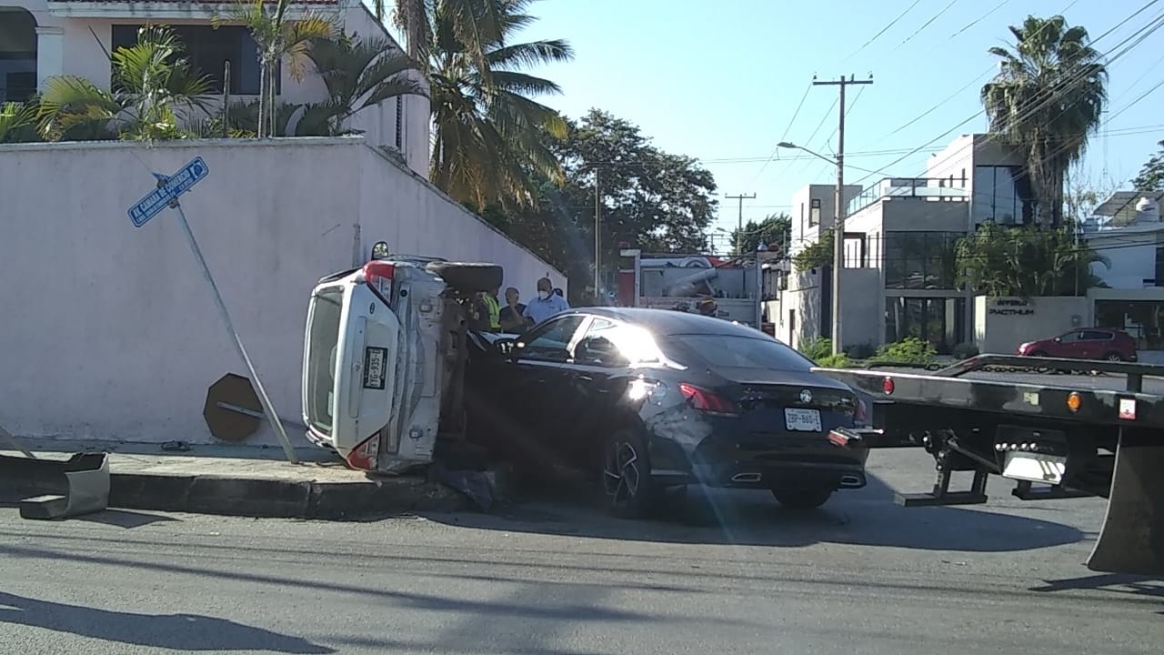 Automóvil vuelca tras chocar en Mérida; hay dos personas lesionadas
