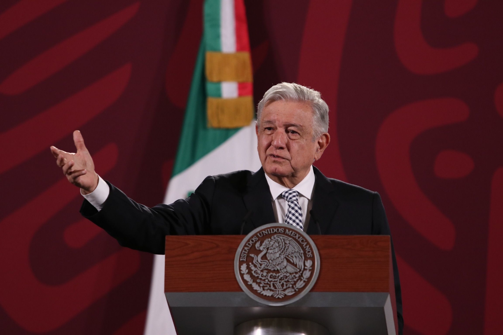 AMLO aseguró que será el pueblo quien pondrá en su lugar al senador por su voto en contra de la reforma electoral
