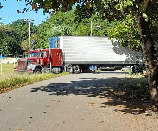 El conductor de la unidad pesada pidió apoyo de la policía y también de una grúa