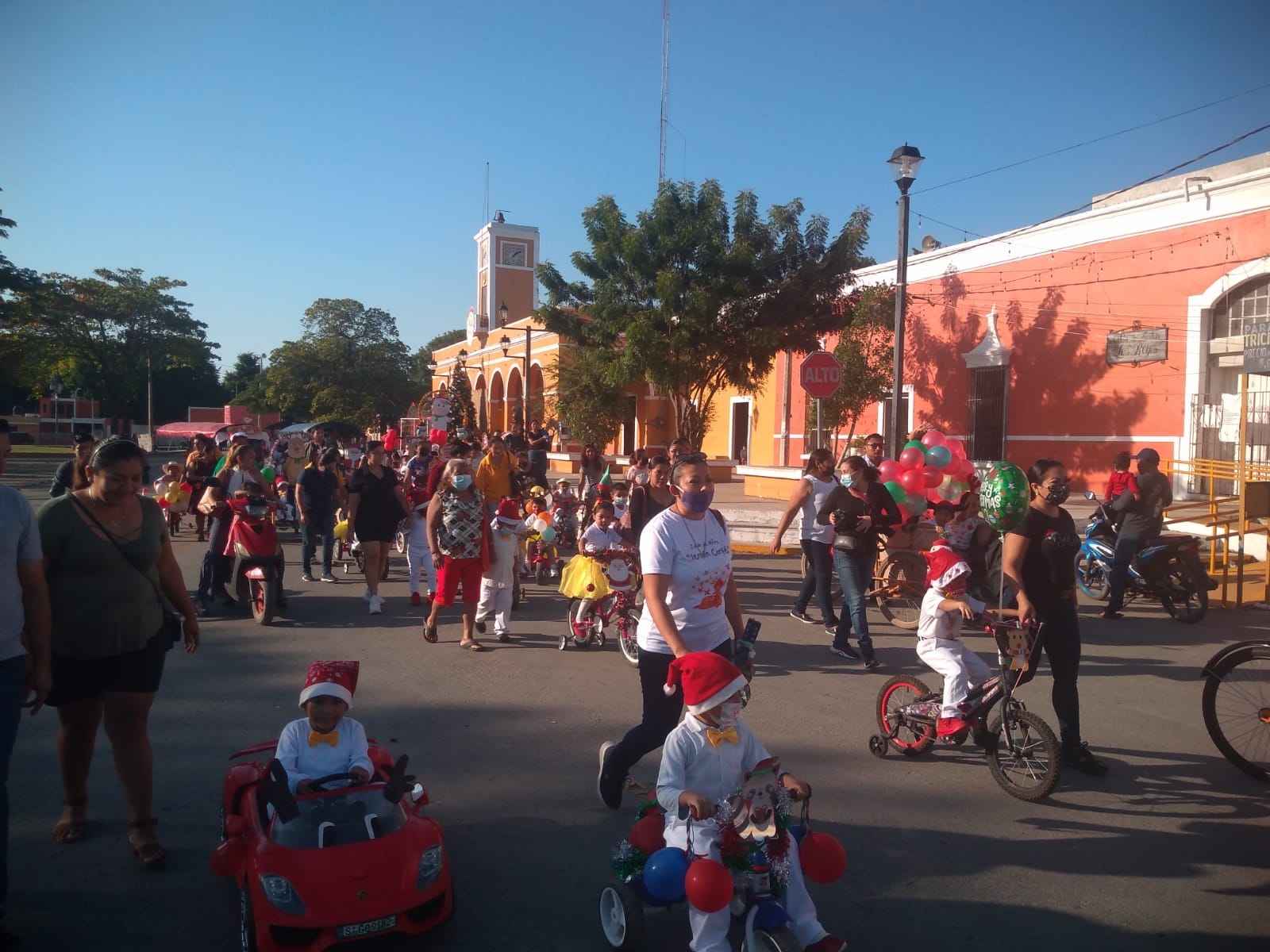 Los alumnos del jardín de niños Hernán Cortés recorrieron las calles de Chochola