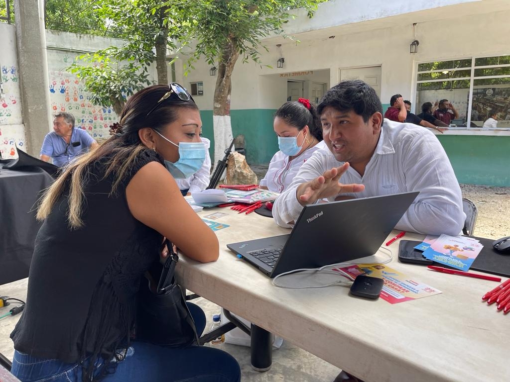 Rogerio Castro difunde cambios del Infonavit Yucatán en la Expo Construcción